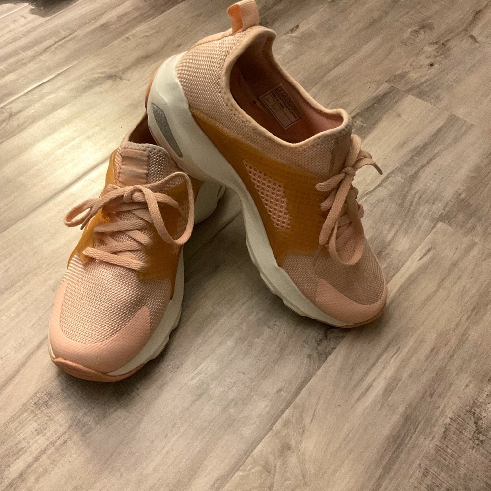 Skechers air cooled memory foam sneakers 🌸
